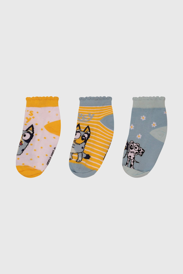 Tripack de calcetas en tonos azul y amarillo, con estampados de Bluey y sus amigos en diferentes poses, perfectas para fans de la serie.