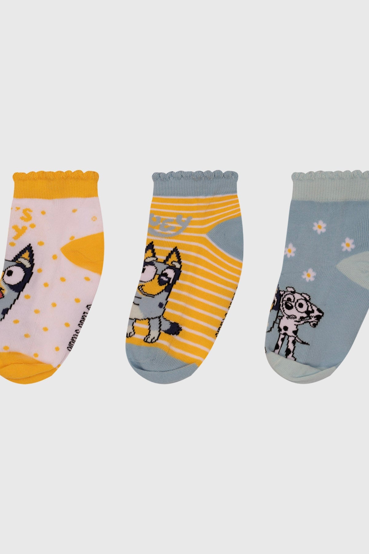 Tripack de calcetas en tonos azul y amarillo, con estampados de Bluey y sus amigos en diferentes poses, perfectas para fans de la serie.