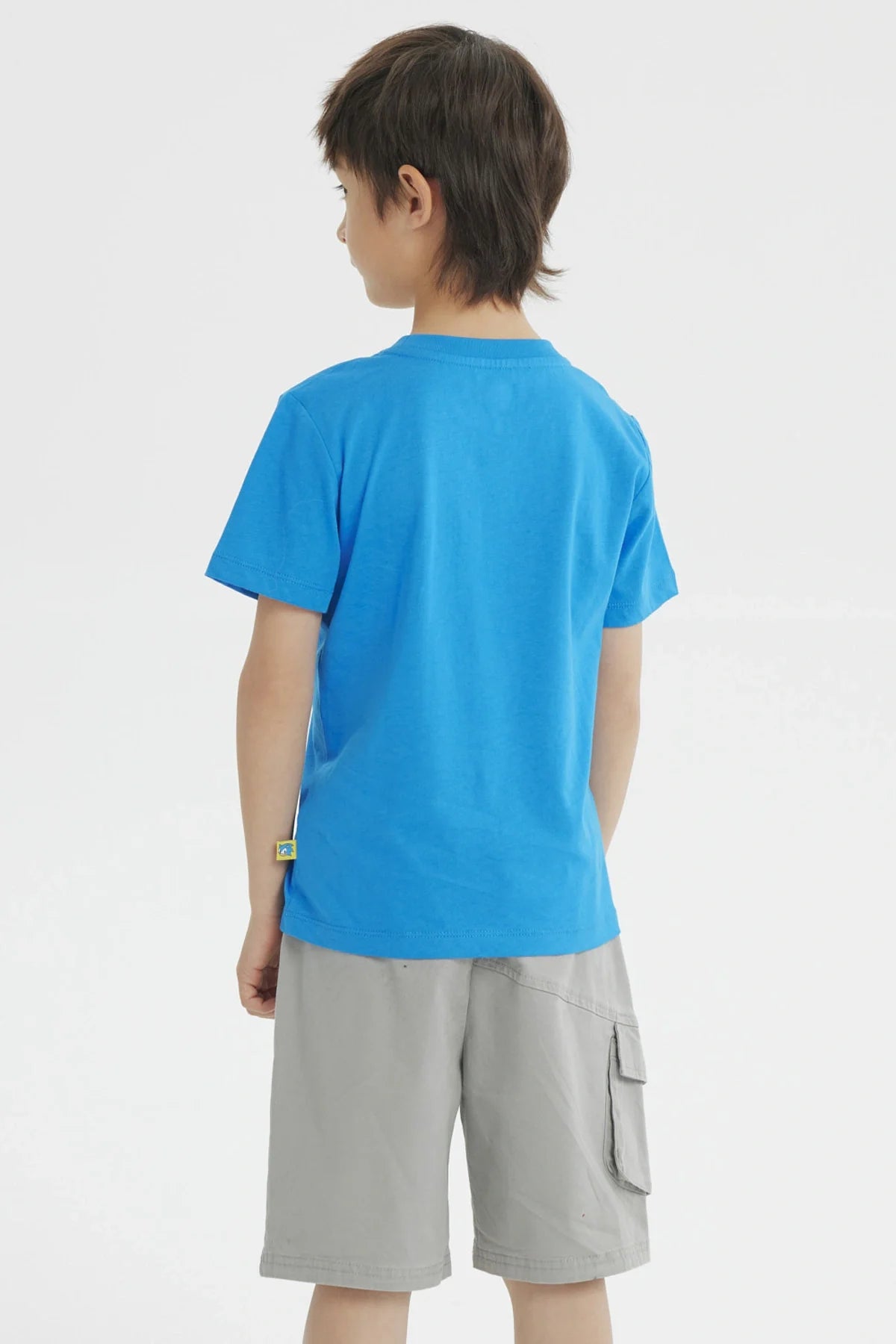 Polera azul vibrante de Sonic con ilustración de Sonic, Tails y Knuckles en un diseño dinámico que expresa camaradería y velocidad, ideal para fans de Sega.