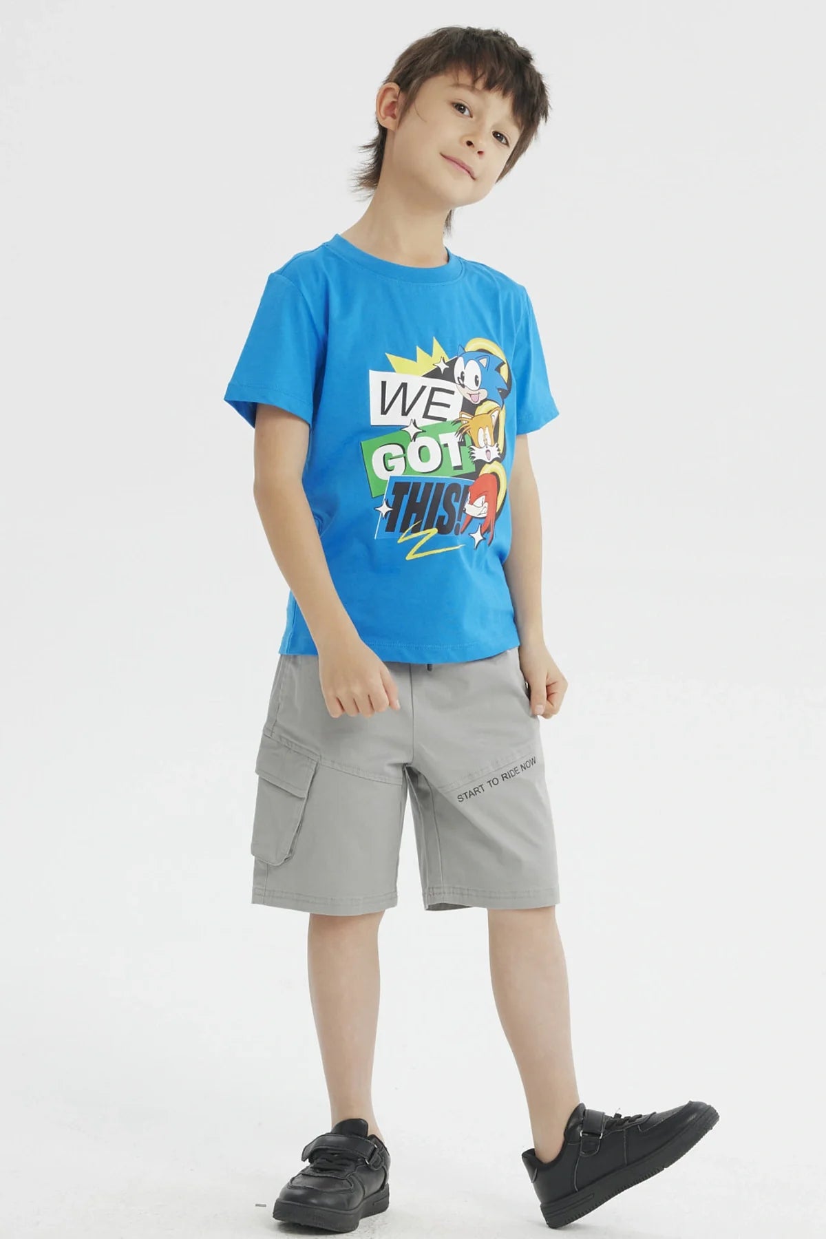 Polera azul vibrante de Sonic con ilustración de Sonic, Tails y Knuckles en un diseño dinámico que expresa camaradería y velocidad, ideal para fans de Sega.
