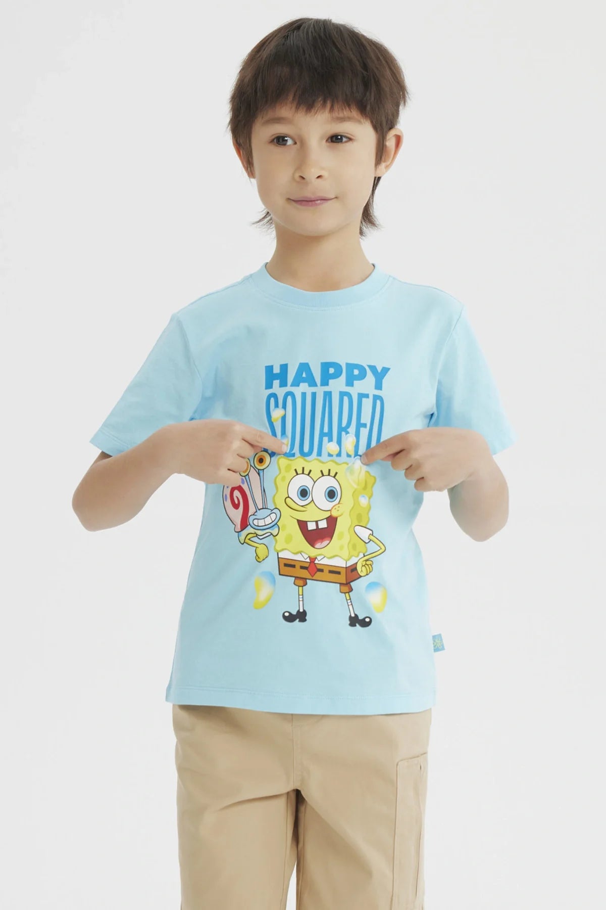 Polera celeste de algodón con un diseño vibrante de Bob Esponja y Gary, destacando el texto 'HAPPY SQUARED', perfecta para fans de Nickelodeon.