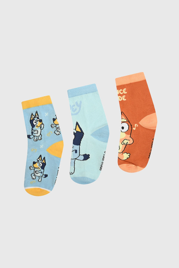 Tripack de calcetines en tonos azul y naranja, con ilustraciones de Bluey y su familia, ideales para los fans de la serie animada australiana.