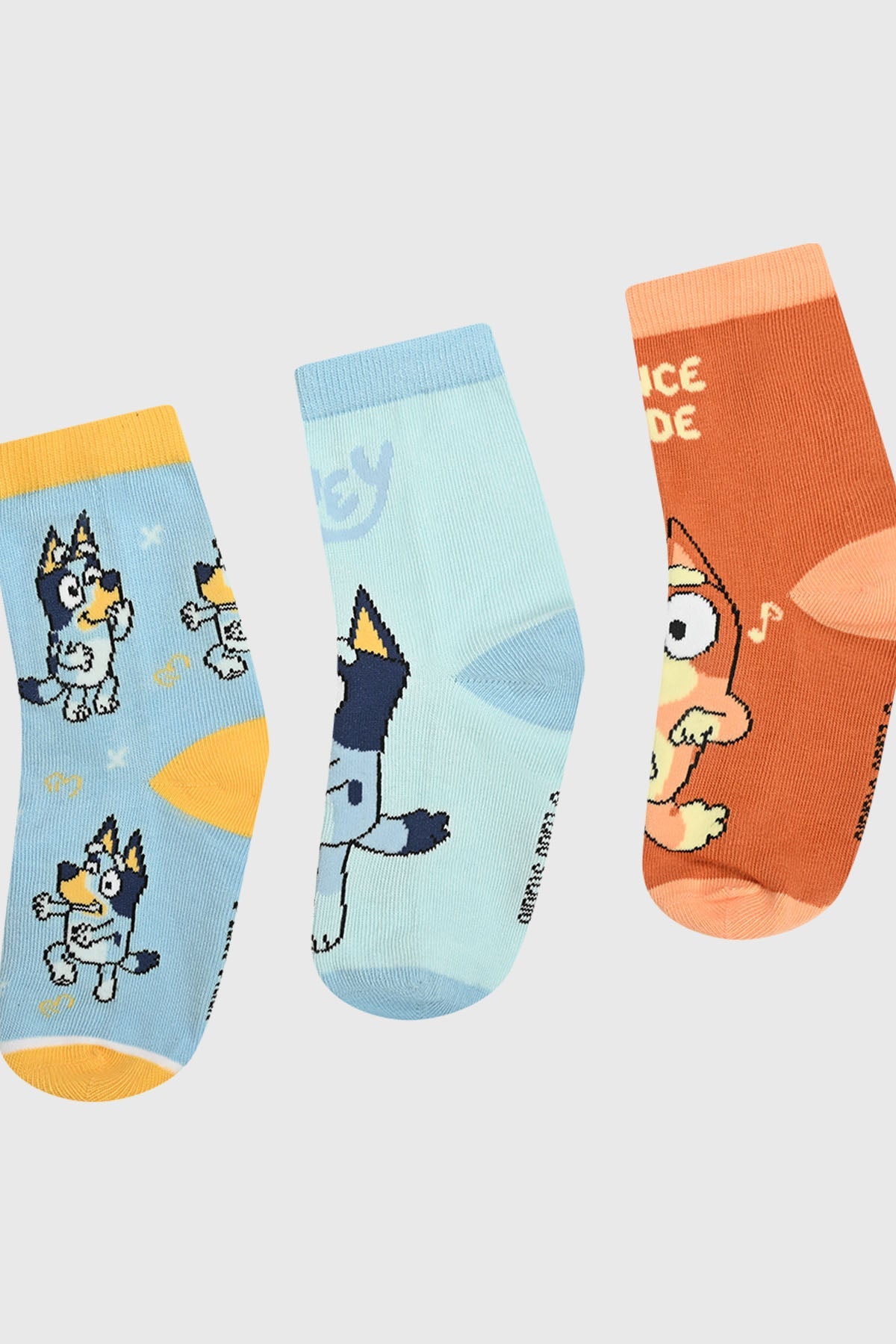 Tripack de calcetines en tonos azul y naranja, con ilustraciones de Bluey y su familia, ideales para los fans de la serie animada australiana.