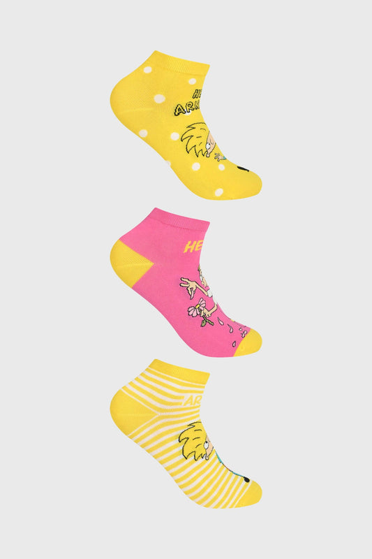 Tripack de calcetas en amarillo y rosa con estampados de Arnold, una en amarillo con puntos y otra en rosa con su icónica pose, perfecto para fans de Hey Arnold.