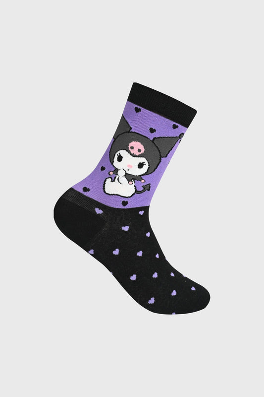 Calcetín negro con diseño de Kuromi en tonos púrpuras, presenta un estampado de corazones y la icónica figura de Kuromi en acción, ideal para fans de Sanrio.