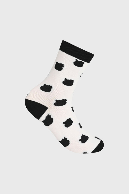 Calcetín blanco con estampado de cabezas de Hello Kitty en negro, con detalles en la parte superior y en la puntera, ideal para fans de Sanrio.