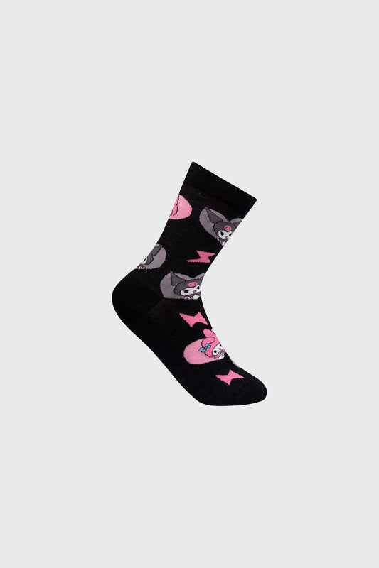 Calcetín negro con estampado de Kuromi y My Melody en tonos rosa, mostrando a los personajes en corazones y relámpagos, ideal para fans de Sanrio.