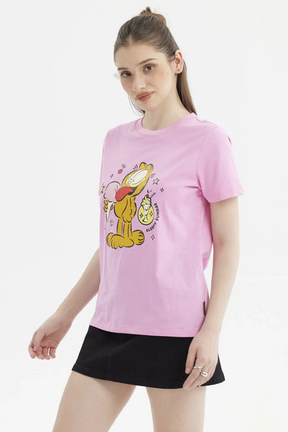 Polera rosada de Garfield con ilustración colorida del gato sosteniendo un helado, rodeado de estrellas y cerezas, perfecta para fans del cómic.