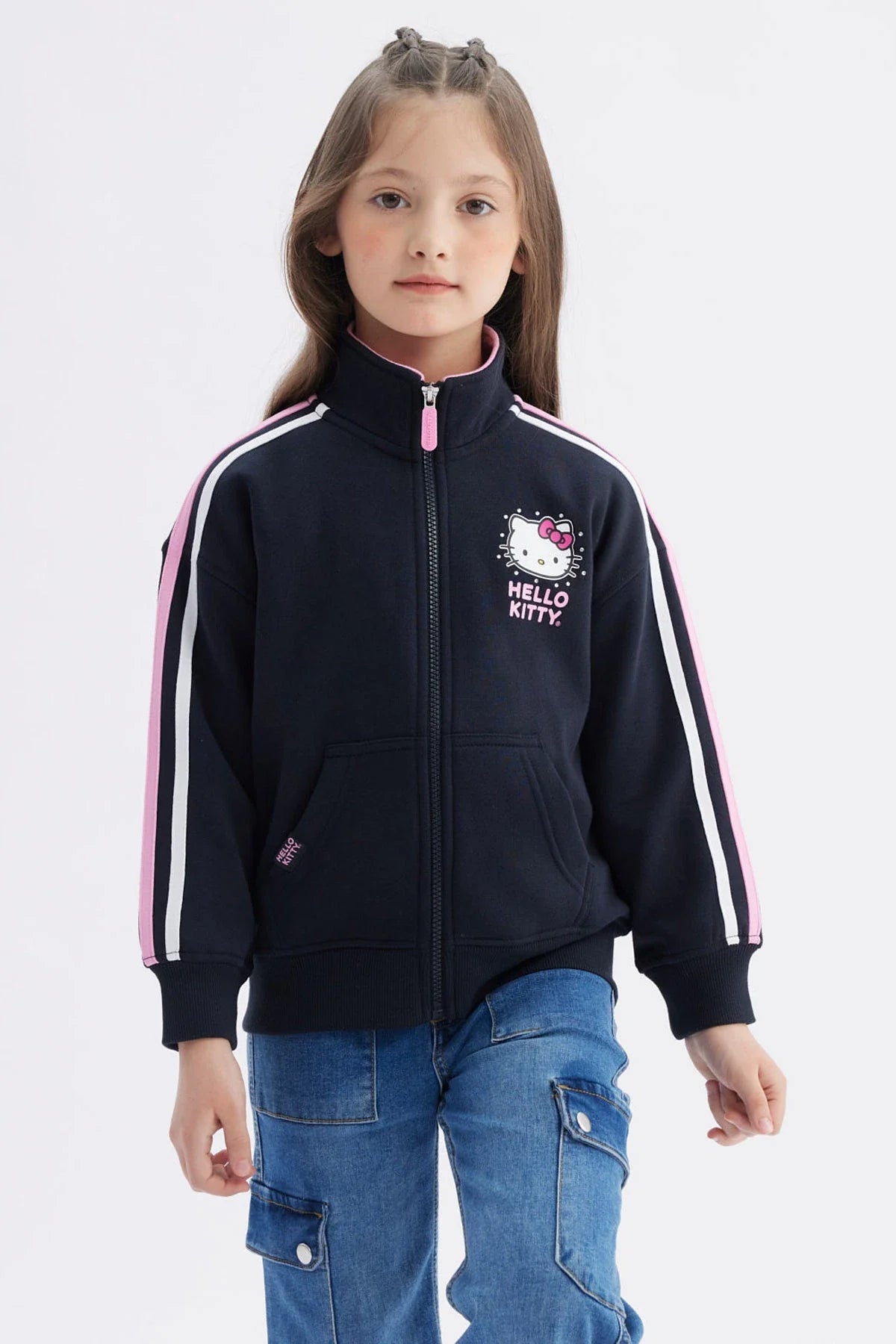 Polerón azul marino con franjas rosa y blanca, presenta un estampado de Hello Kitty en el pecho, ideal para fans de la icónica gatita.