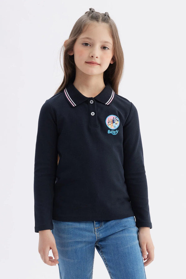 Polera azul marino con cuello polo y bordado de Bluey y Bingo en un círculo colorido, ideal para los fans de la serie infantil australiana.