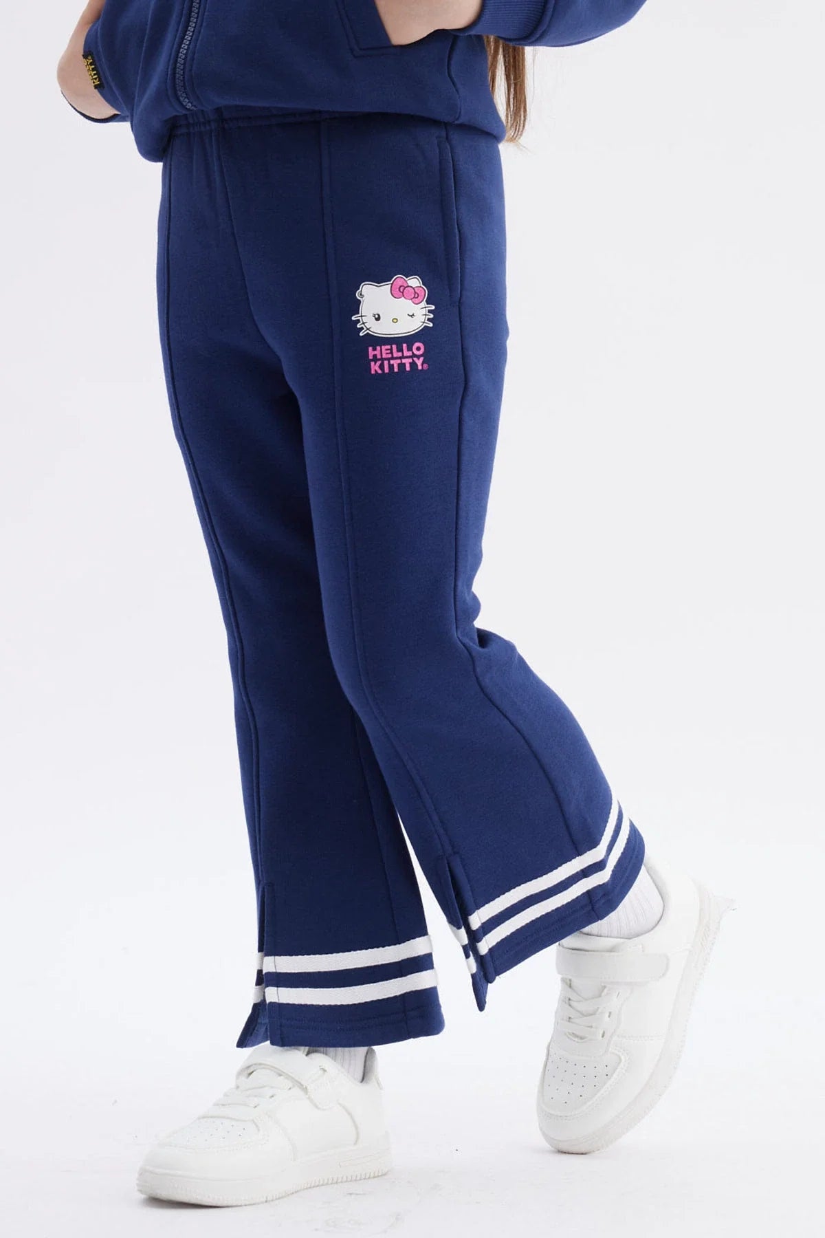 Pantalón buzo azul marino con detalles deportivos, presenta un estampado de Hello Kitty en la pierna, ideal para los fans de Sanrio.