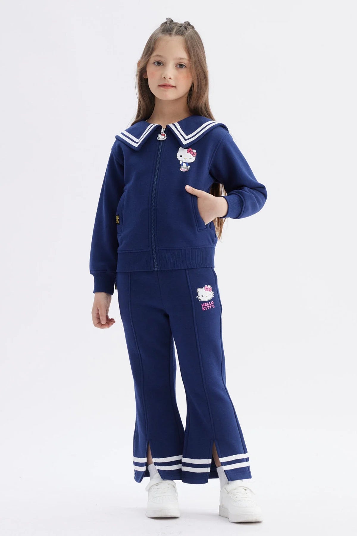 Pantalón buzo azul marino con detalles deportivos, presenta un estampado de Hello Kitty en la pierna, ideal para los fans de Sanrio.