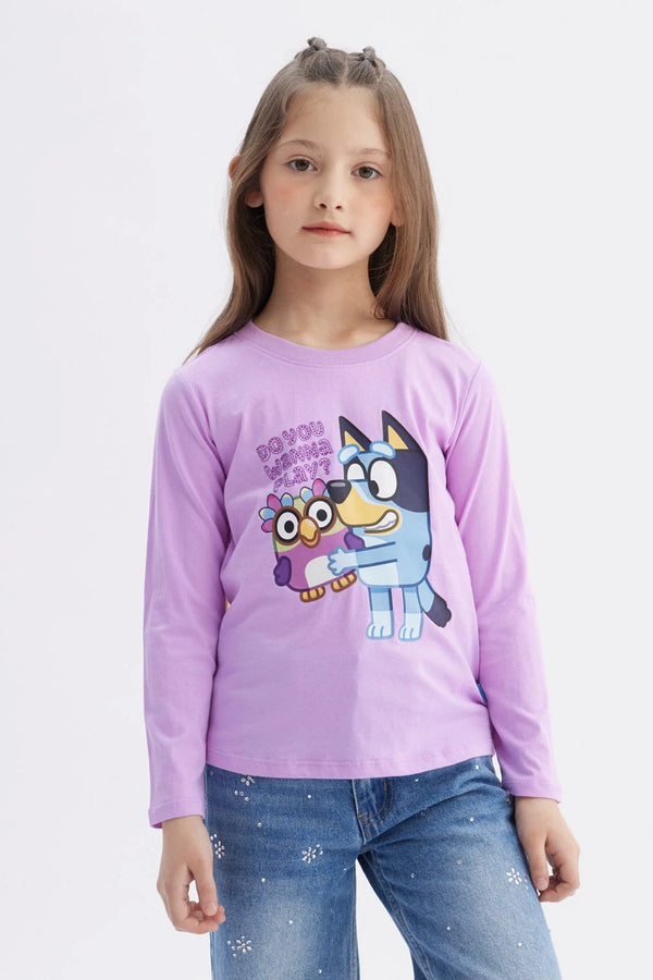 Polera lila claro con ilustración de Bluey y un ave, con el texto "DO YOU WANNA PLAY?" en estilo divertido, perfecta para fans de la serie animada.