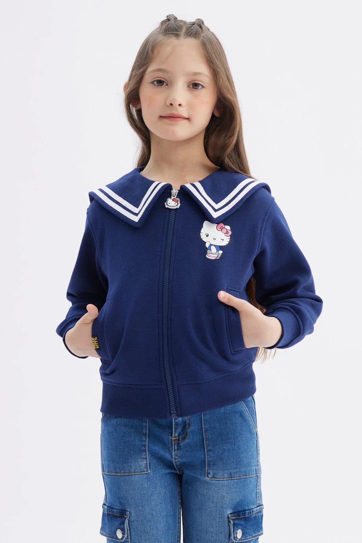 Polerón azul marino con cuello marinero y estampado de Hello Kitty en el pecho, ideal para fans de la icónica gatita de Sanrio.