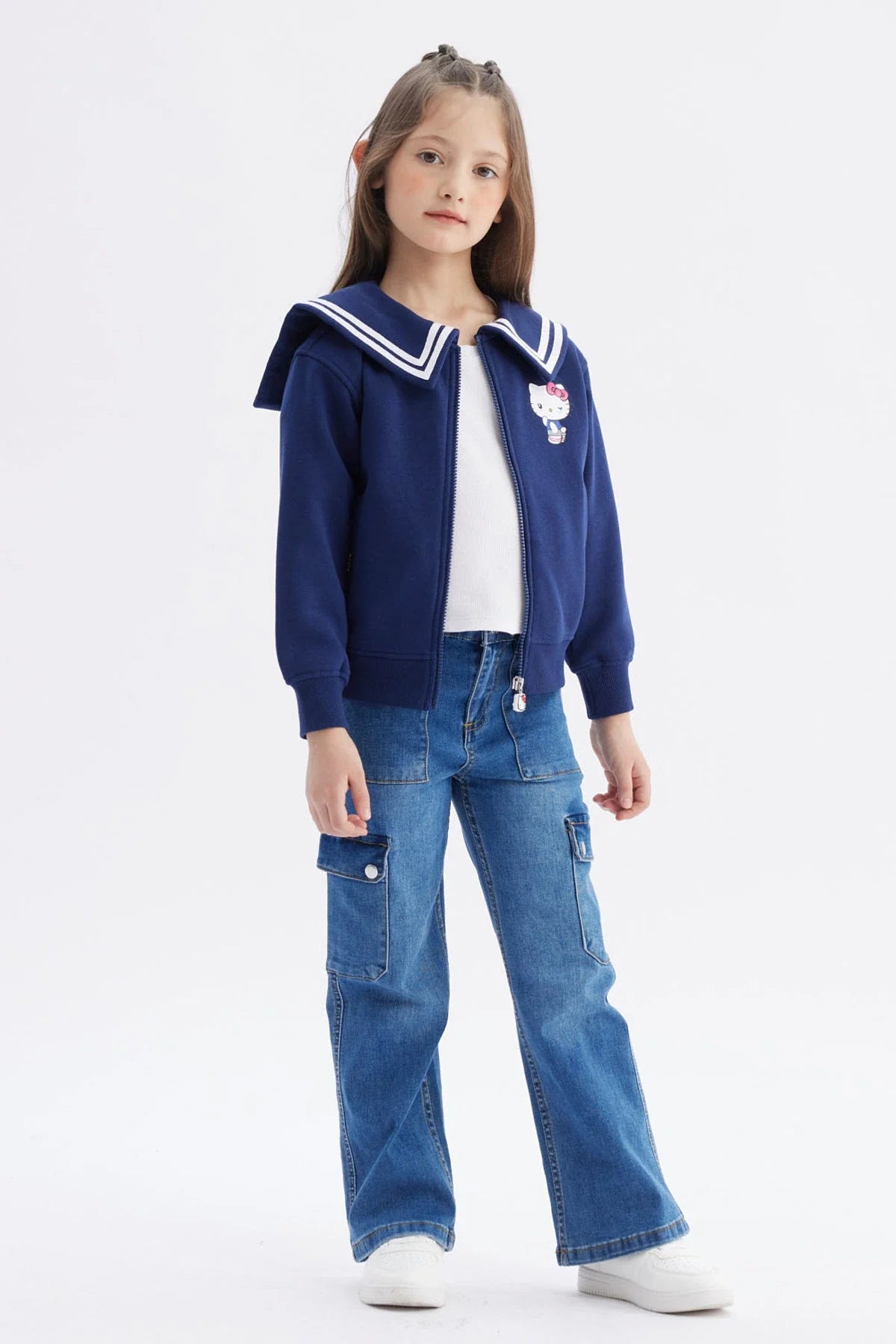 Polerón azul marino con cuello marinero y estampado de Hello Kitty en el pecho, ideal para fans de la icónica gatita de Sanrio.