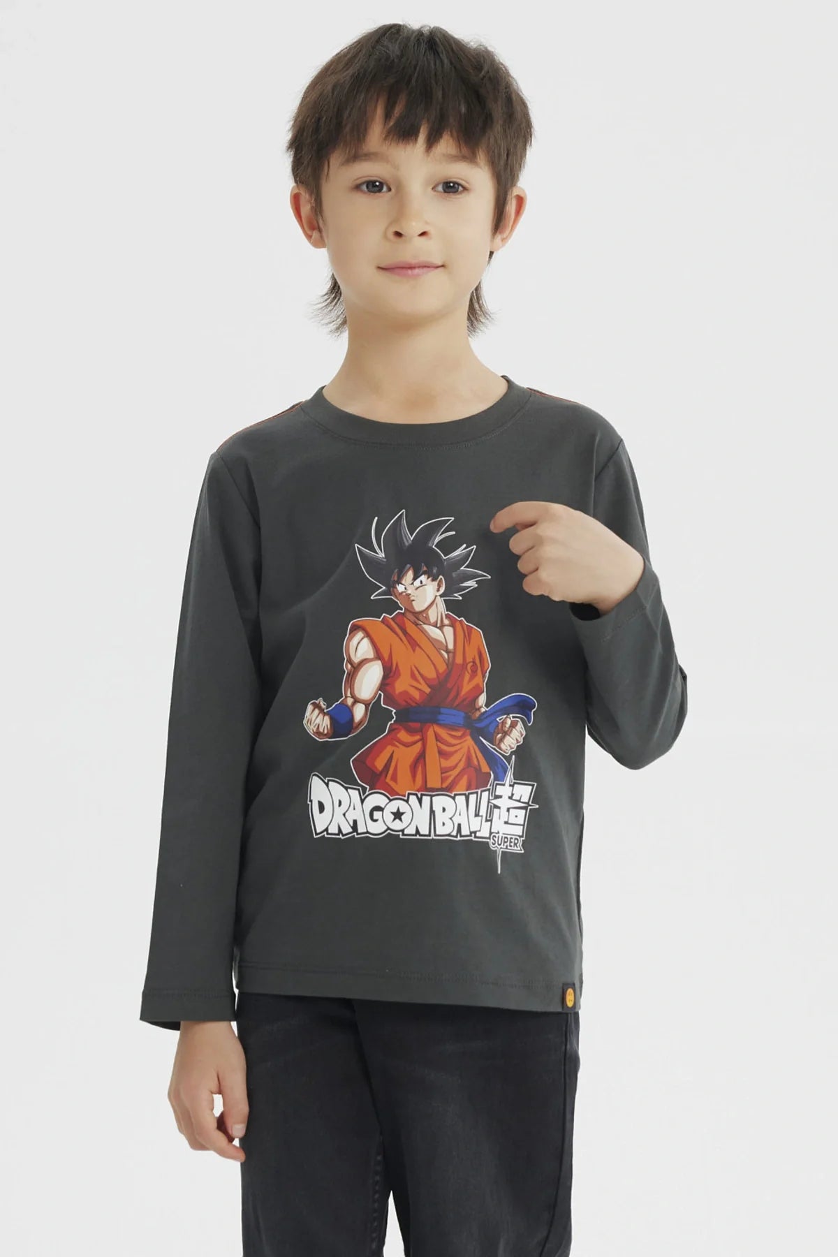 Polera gris melange con ilustración de Goku en su traje naranja de Dragon Ball Super, destacando su energía y determinación en un diseño vibrante.