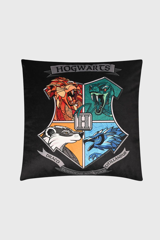 Cojín negro de Harry Potter con el escudo de Hogwarts en estilo ilustración, mostrando los cuatro animales representativos de cada casa en colores vibrantes.