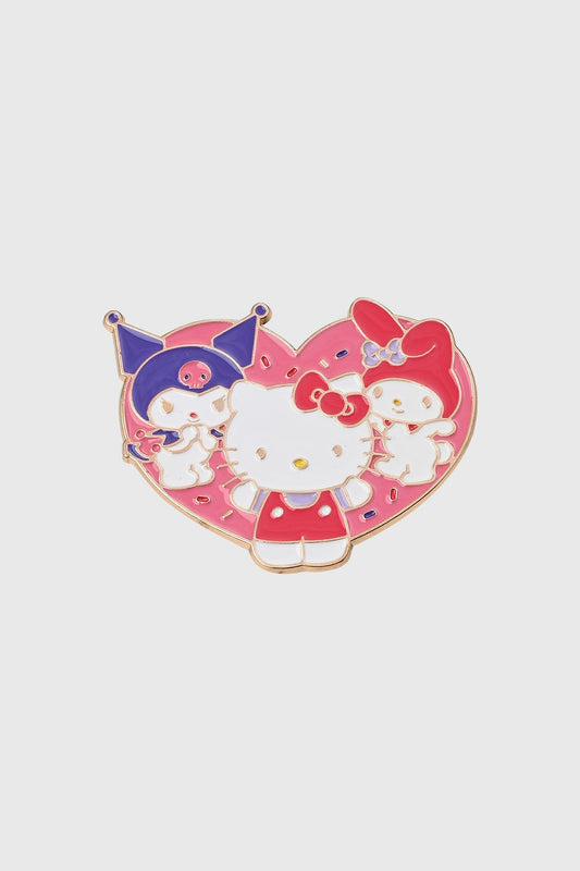 Pin rosa con Hello Kitty en el centro, rodeada de sus amigos My Melody y Kuromi, con detalles vibrantes y un diseño encantador en forma de corazón.
