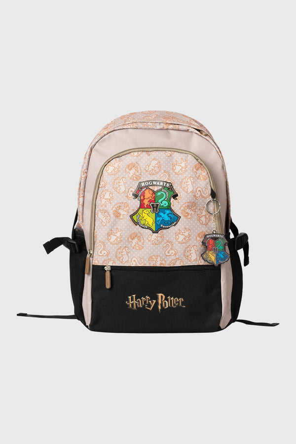 Mochila Harry Potter en color café con estampado de criaturas mágicas, emblema de Hogwarts y logo dorado, ideal para los fanáticos del universo mágico.