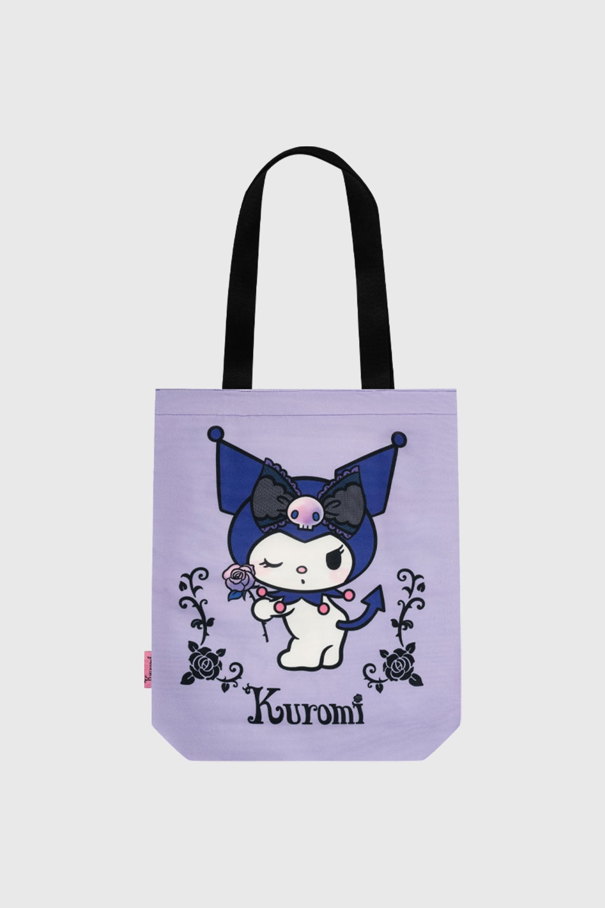 Bolsa de tela violeta con ilustración de Kuromi, un personaje de Sanrio, sosteniendo una rosa y rodeada de detalles florales en negro.