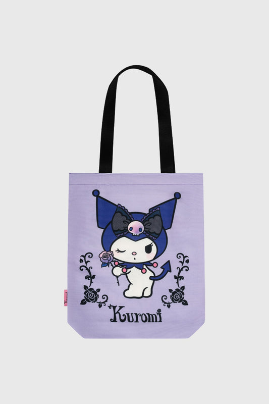 Bolsa de tela violeta con ilustración de Kuromi, un personaje de Sanrio, sosteniendo una rosa y rodeada de detalles florales en negro.