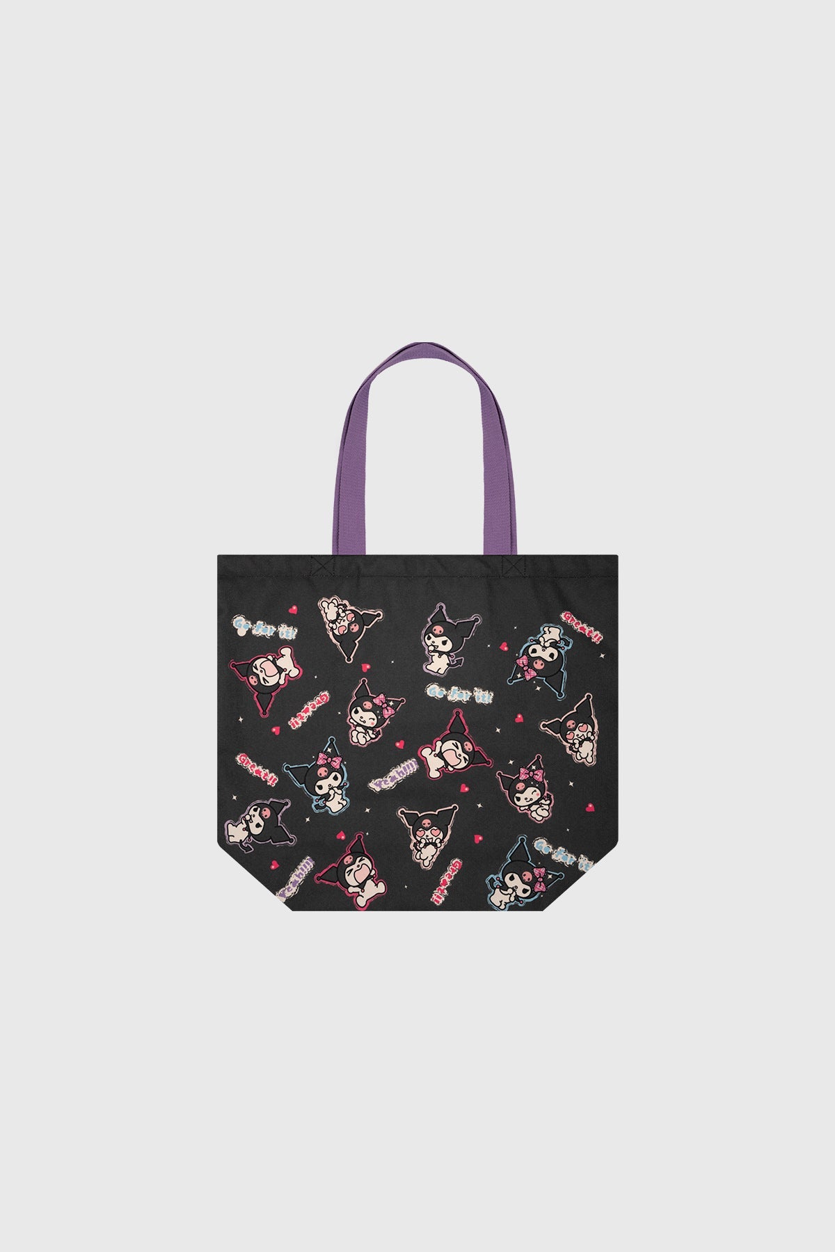 Bolsa de tela negra con estampado de Kuromi en varios colores, mostrando su icónica expresión traviesa y corazones, con asas moradas, ideal para fans de Sanrio.