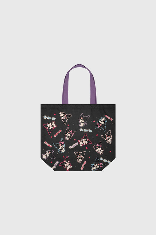 Bolsa de tela negra con estampado de Kuromi en varios colores, mostrando su icónica expresión traviesa y corazones, con asas moradas, ideal para fans de Sanrio.
