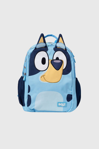 Mochila celeste de Bluey con diseño frontal del personaje en relieve, orejas tridimensionales y detalles de la serie, ideal para los fans del universo infantil.