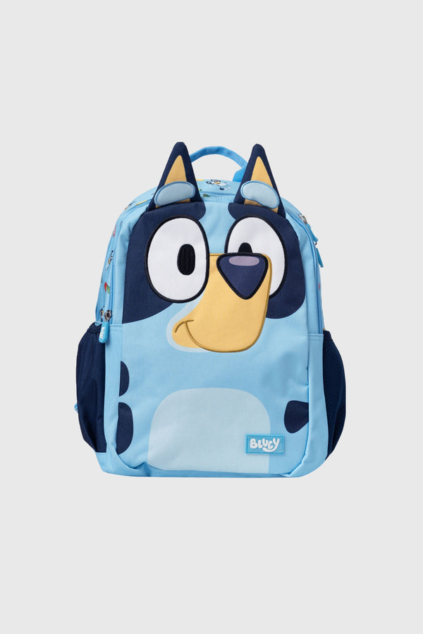 Mochila celeste de Bluey con diseño frontal del personaje en relieve, orejas tridimensionales y detalles de la serie, ideal para los fans del universo infantil.