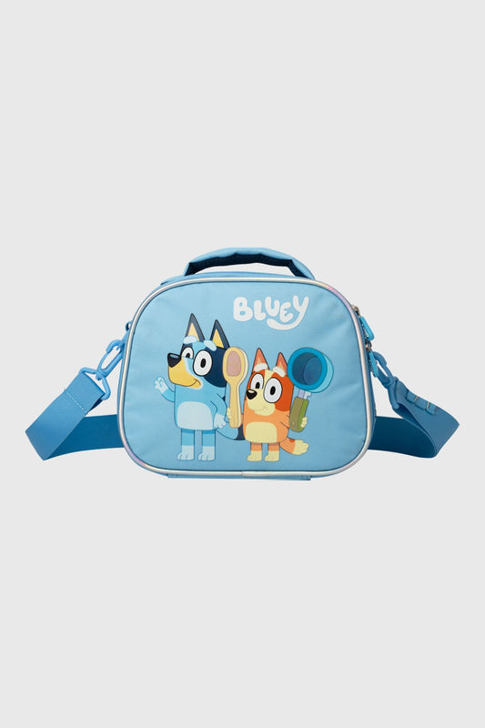 Lonchera celeste de Bluey con ilustración de Bluey y Bingo sosteniendo utensilios de juego, ideal para los fans de la serie infantil australiana.