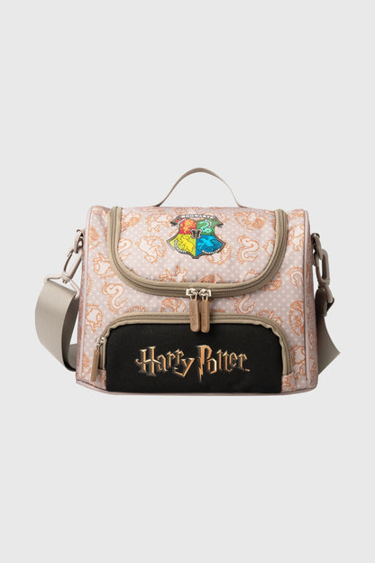 Lonchera Harry Potter en color café con estampado de criaturas mágicas y escudo de Hogwarts, presenta el logo dorado de la saga en la parte frontal.