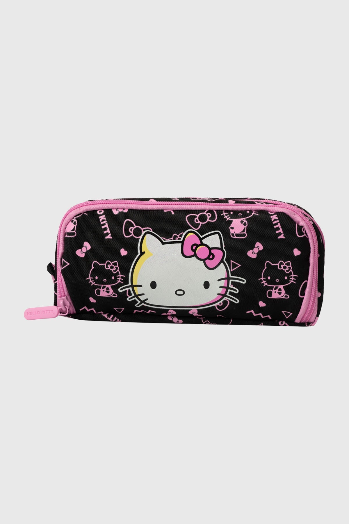 Estuche negro de Hello Kitty con estampado en rosa, presenta la icónica cara de Hello Kitty al centro rodeada de pequeños dibujos de la gata y moños.
