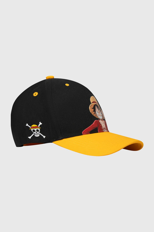 Jockey negro con visera amarilla, presenta una ilustración de Luffy de One Piece sonriendo y el logo de los Piratas del Sombrero de Paja, ideal para fans.