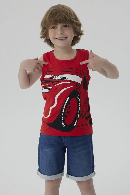 Polera roja de algodón con estampado de Rayo McQueen, el famoso auto de Cars, mostrando su icónica sonrisa y llantas, perfecta para fans de Pixar.