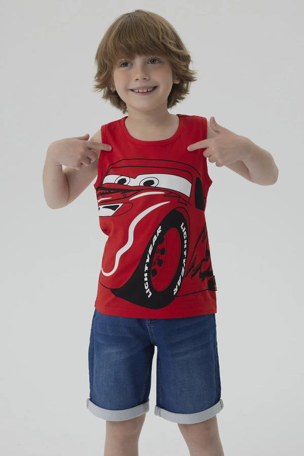 Polera roja de algodón con estampado de Rayo McQueen, el famoso auto de Cars, mostrando su icónica sonrisa y llantas, perfecta para fans de Pixar.