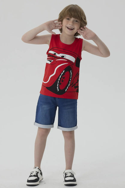 Polera roja de algodón con estampado de Rayo McQueen, el famoso auto de Cars, mostrando su icónica sonrisa y llantas, perfecta para fans de Pixar.