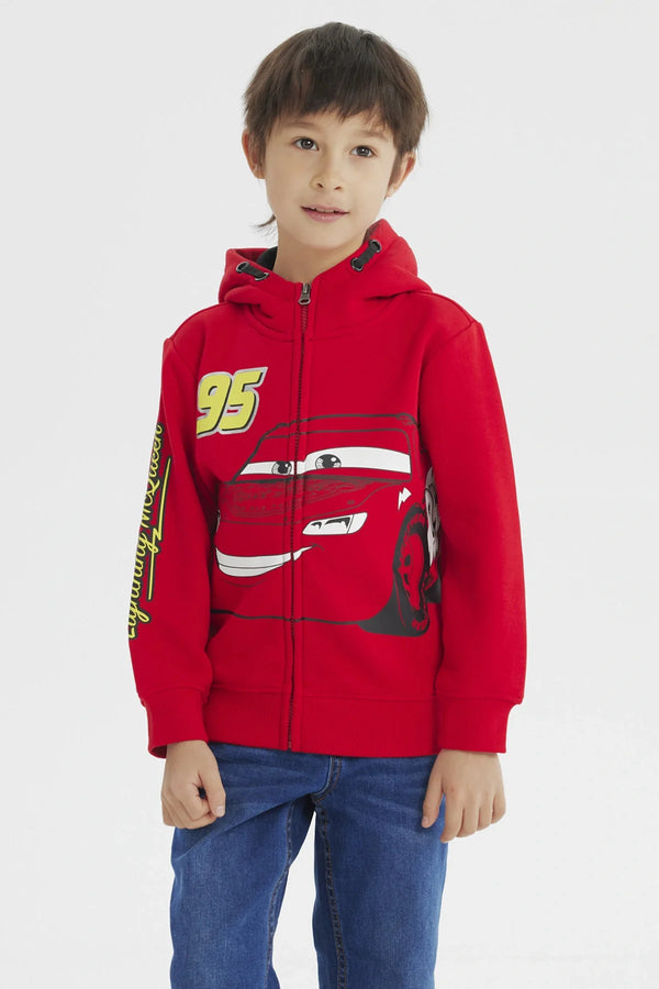Polerón rojo vibrante con el icónico Rayo McQueen en el frente, estampado en técnica digital, número 95 en amarillo, ideal para fans de Cars.