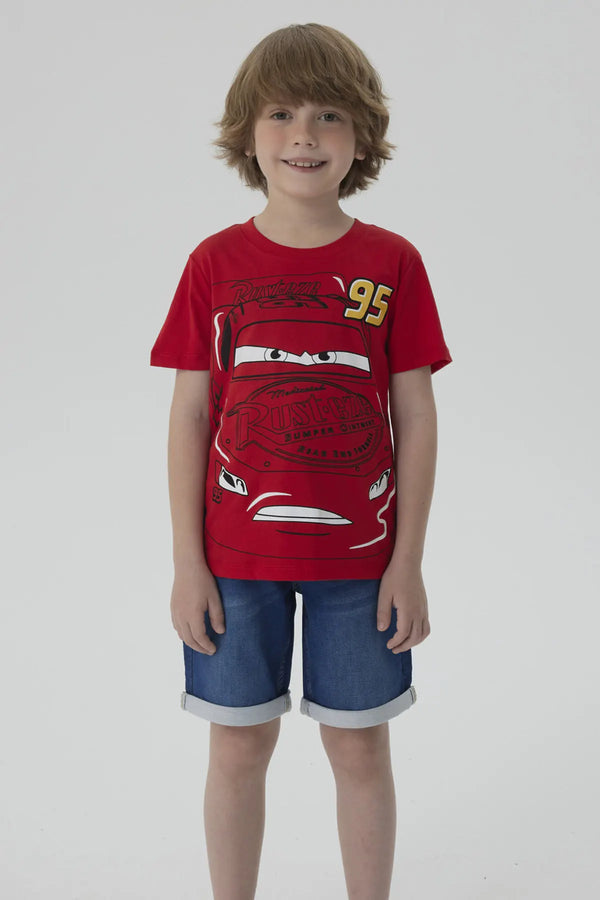 Polera roja de algodón con ilustración de Rayo McQueen, el famoso auto de Cars, mostrando su número 95 y detalles de la carrera en un diseño vibrante.