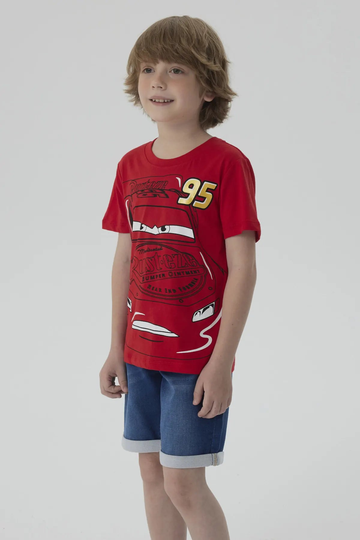 Polera roja de algodón con ilustración de Rayo McQueen, el famoso auto de Cars, mostrando su número 95 y detalles de la carrera en un diseño vibrante.