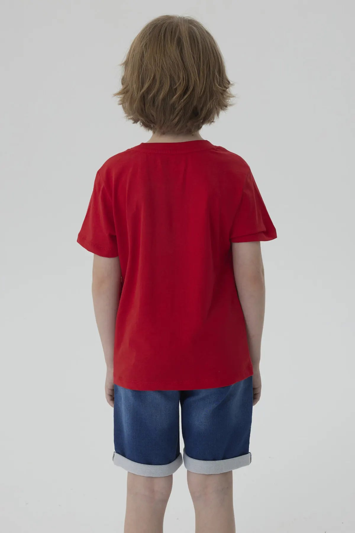 Polera roja de algodón con ilustración de Rayo McQueen, el famoso auto de Cars, mostrando su número 95 y detalles de la carrera en un diseño vibrante.