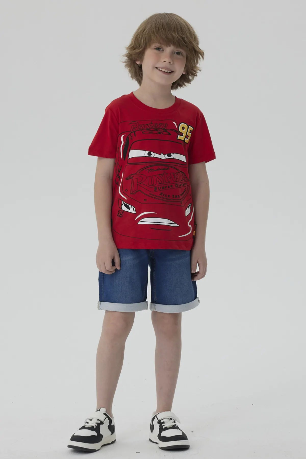 Polera roja de algodón con ilustración de Rayo McQueen, el famoso auto de Cars, mostrando su número 95 y detalles de la carrera en un diseño vibrante.