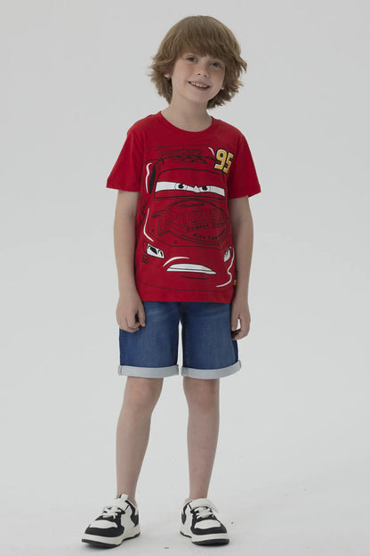 Polera roja de algodón con ilustración de Rayo McQueen, el famoso auto de Cars, mostrando su número 95 y detalles de la carrera en un diseño vibrante.