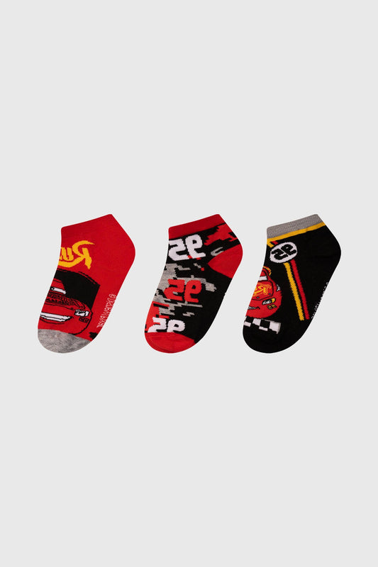Tripack de calcetas en rojo y negro con estampados de Rayo McQueen, detalles de carreras y el número 95, ideal para fans de Cars.