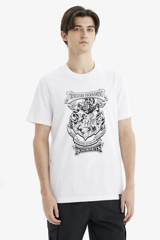 Polera blanca de algodón con estampado en negro del Torneo de los Tres Magos y el escudo de Hogwarts, ideal para fans de Harry Potter.