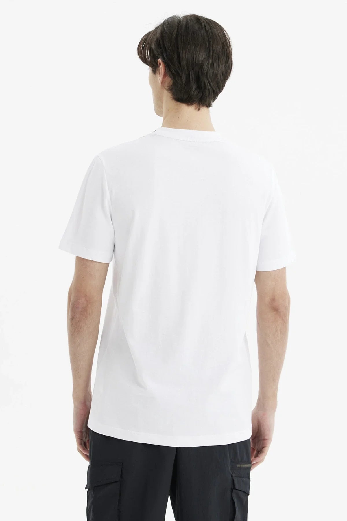 Polera blanca de algodón con estampado en negro del Torneo de los Tres Magos y el escudo de Hogwarts, ideal para fans de Harry Potter.