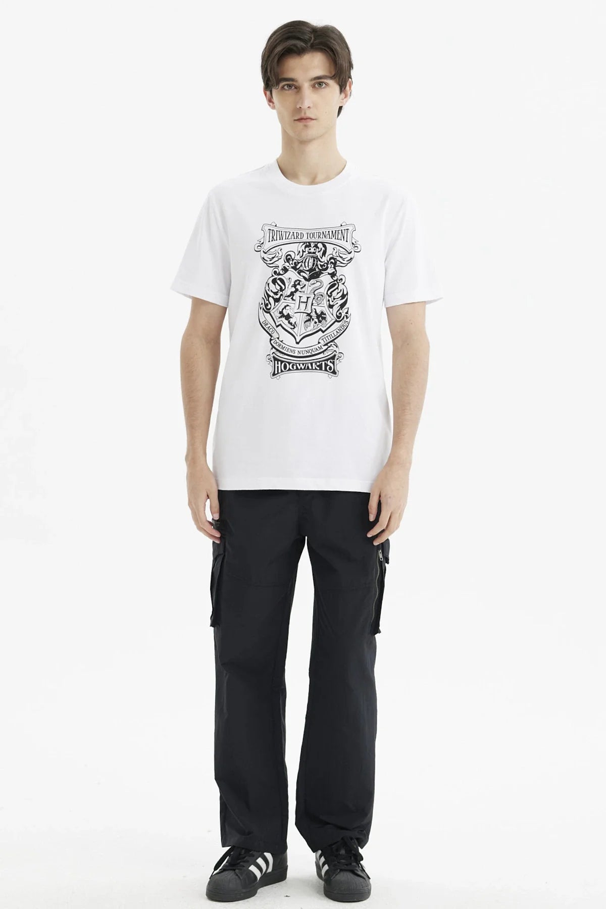 Polera blanca de algodón con estampado en negro del Torneo de los Tres Magos y el escudo de Hogwarts, ideal para fans de Harry Potter.