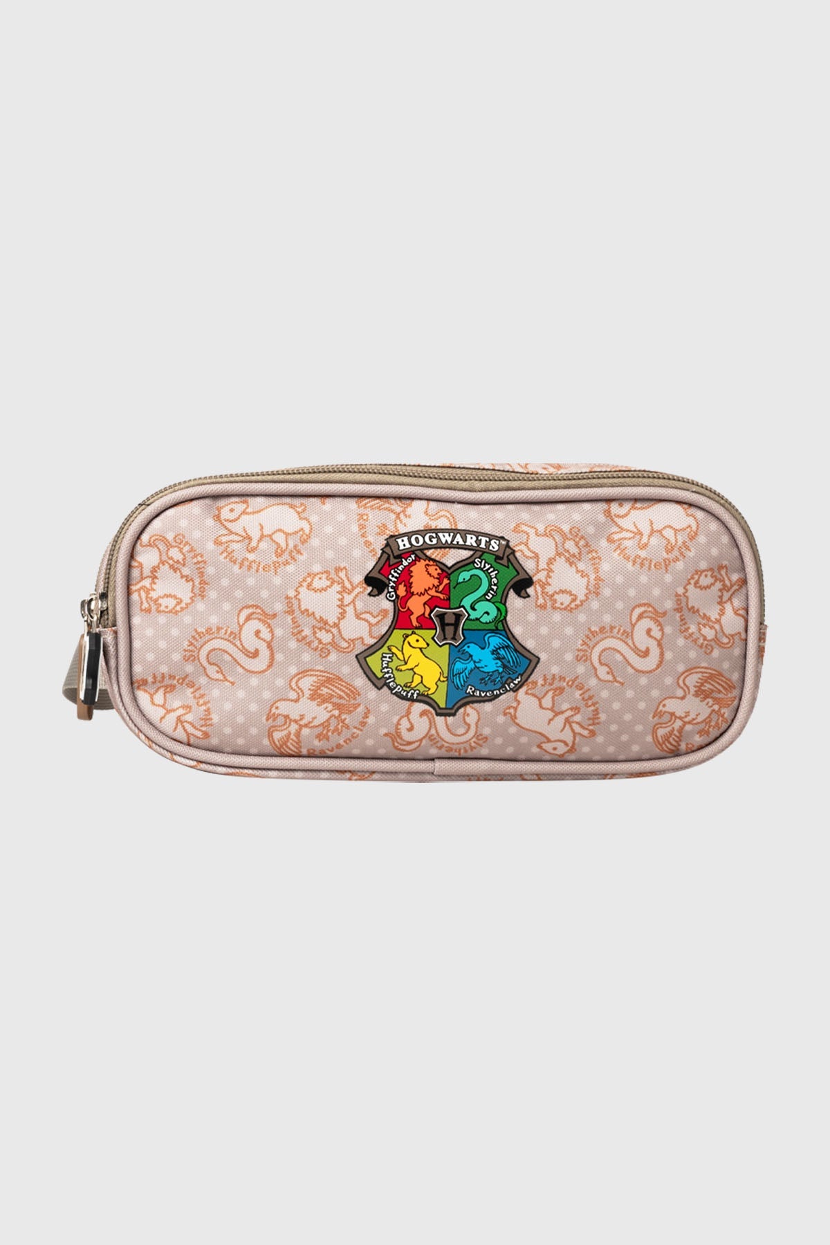 Estuche Harry Potter en color café con estampado de criaturas mágicas y escudo de Hogwarts en el centro, ideal para fanáticos de la saga.