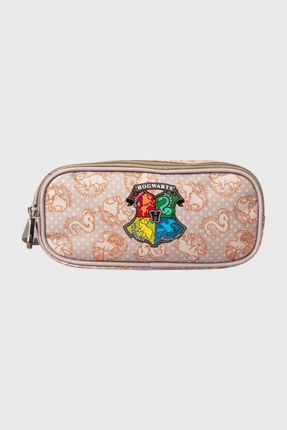 Estuche Harry Potter en color café con estampado de criaturas mágicas y escudo de Hogwarts en el centro, ideal para fanáticos de la saga.