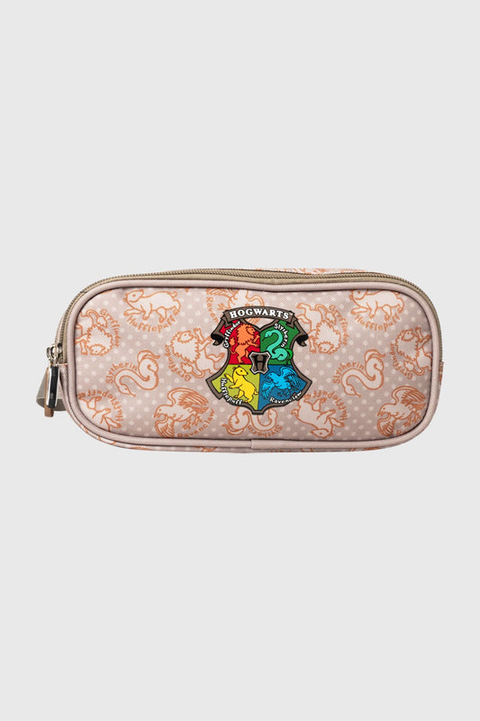 Estuche Harry Potter en color café con estampado de criaturas mágicas y escudo de Hogwarts en el centro, ideal para fanáticos de la saga.