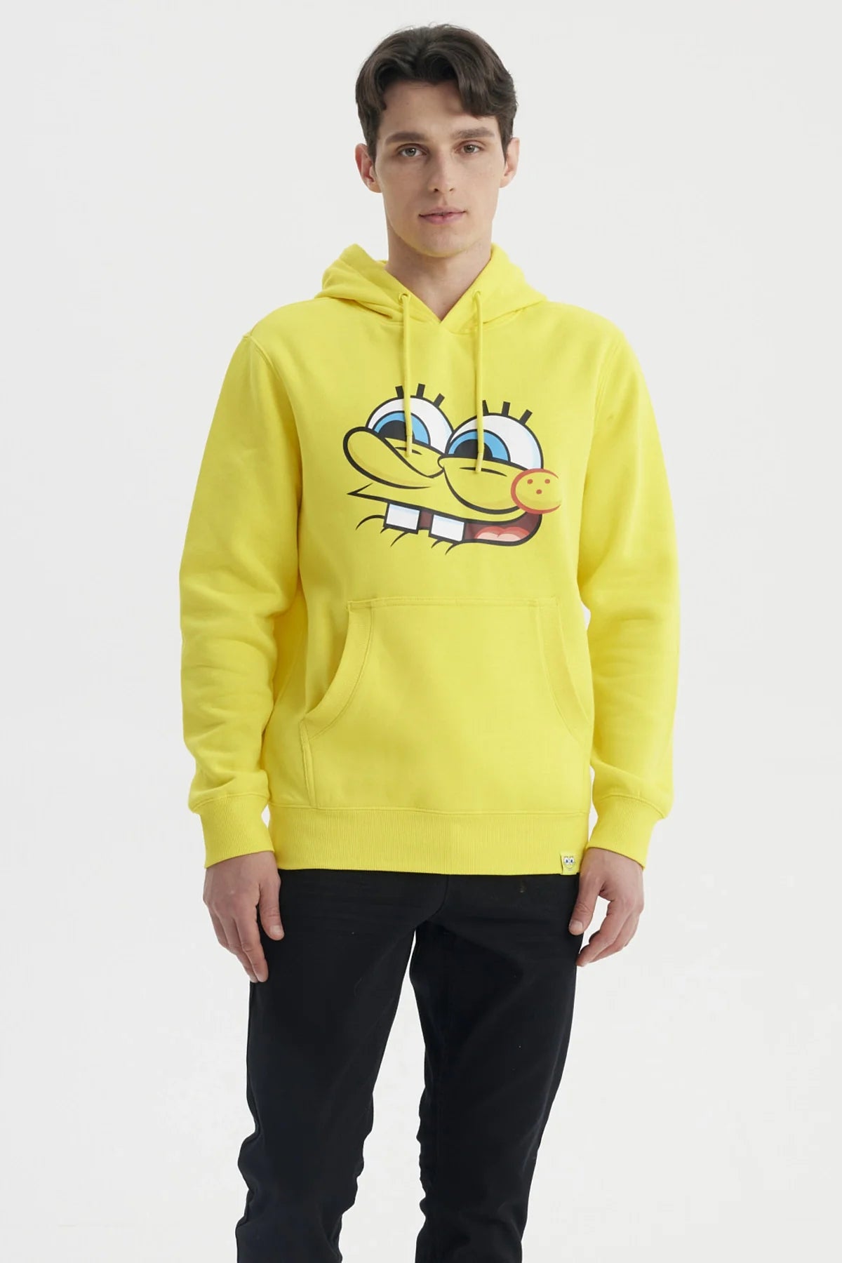 Polerón amarillo con la cara de Bob Esponja, diseño colorido y divertido, ideal para fans de Nickelodeon que buscan comodidad y estilo.